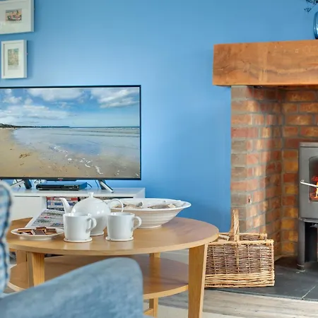Bumblebee Cove- 2 1 Minute - Part Of The The Bay Village With Pool, Gym And Direct Access, Pub, Restaurant, Tennis And Meadows Walks *