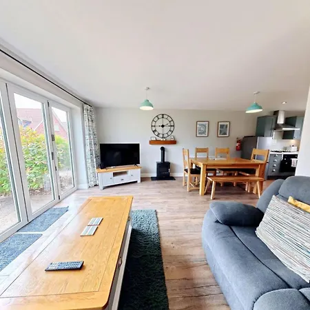 Bumblebee Cove- 2 1 Minute - Part Of The The Bay Village With Pool, Gym And Direct Access, Pub, Restaurant, Tennis And Meadows Walks *