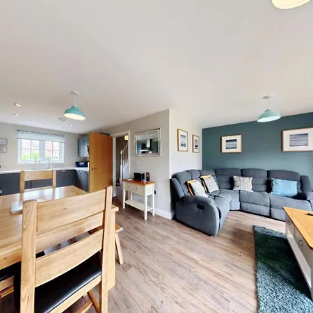 Bumblebee Cove- 2 1 Minute - Part Of The The Bay Village With Pool, Gym And Direct Access, Pub, Restaurant, Tennis And Meadows Walks * Filey