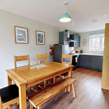 Bumblebee Cove- 2 1 Minute - Part Of The The Bay Village With Pool, Gym And Direct Access, Pub, Restaurant, Tennis And Meadows Walks * Filey
