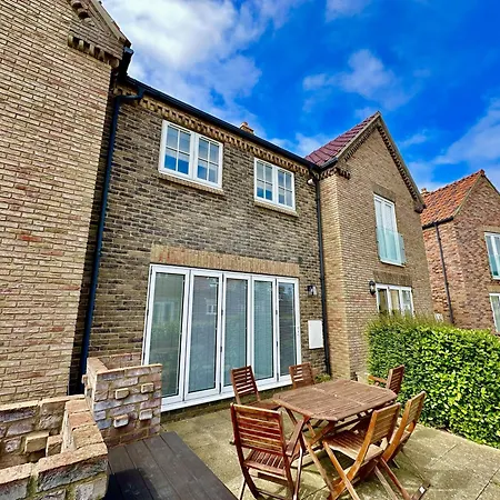 Bumblebee Cove- 2 1 Minute - Part Of The The Bay Village With Pool, Gym And Direct Access, Pub, Restaurant, Tennis And Meadows Walks *